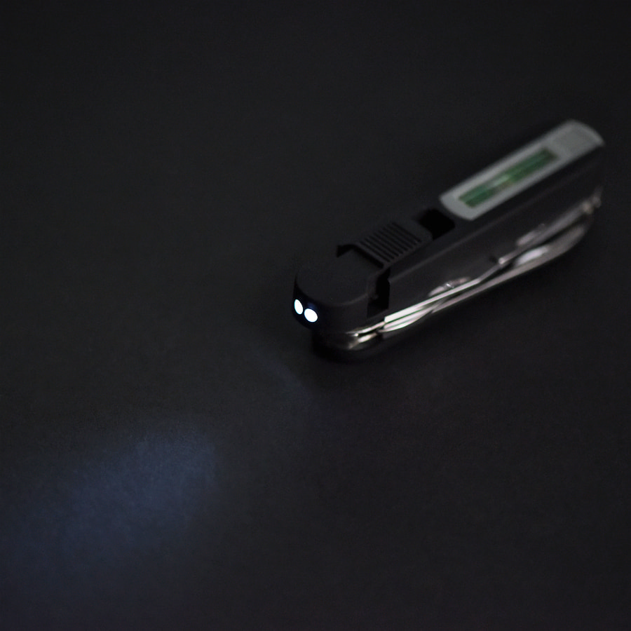 картинка Нож многофункциональный "УРОВЕНЬ"  (11 функций),  фонарь (2 LED)  в подарочной упаковке 